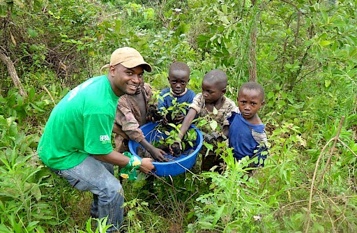 Kleinbauern in Uganda pflanzen Bäume