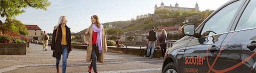 Zwei Frauen und ein Carsharing Auto in Würzburg