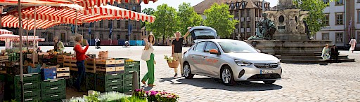 Mann und Frau mit Carsharing Auto