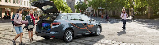 Zwei Frauen beladen ein Carsharing Auto