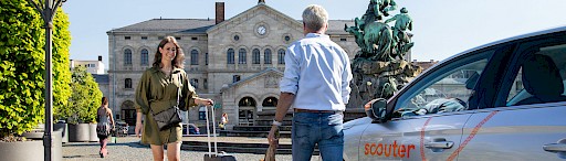 Mann und Frau neben Carsharing Auto